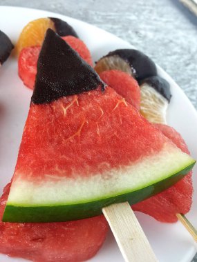 Tahta çubuklarda çikolatalı karpuz.