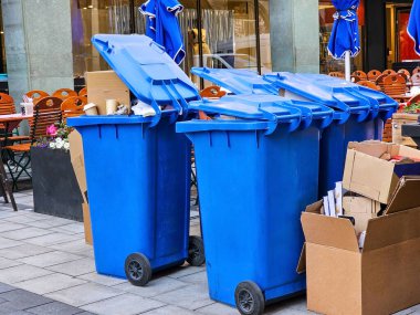 Almanya 'nın Münih şehir merkezinde çöp dolu mavi çöp kutusu