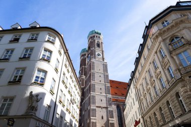 Münih, Almanya - 24 Mayıs 2024: Marienplatz 'daki ünlü Katedral Frauenkirche' in iki kulesi