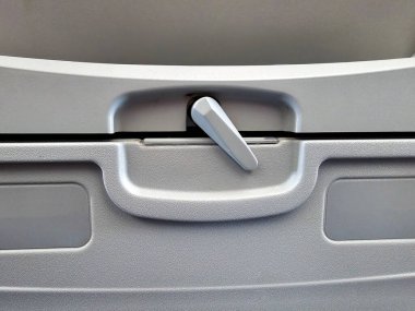 Uçak tepsisi arka koltuğa, Koltuğu arkaya koy ve iniş ve kalkış sırasında tepsiyi yukarı kaldır.