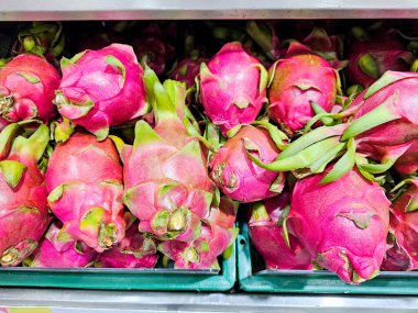 Süpermarkette sepetteki ejderha meyvesi satışta