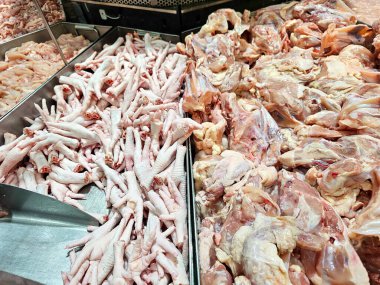 Piyasada tavuk kemiği leşi olan taze tavuk ayağı.