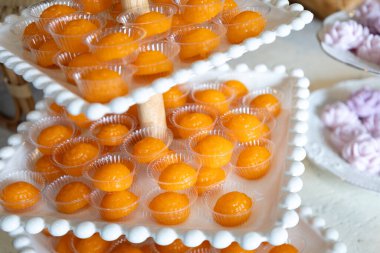 Yumurta sarısı ve buğday unlu hamur tatlısı. Tayland tatlısı.