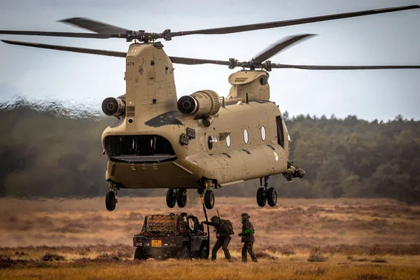 Des Soldats Attaquent Véhicule Militaire Tout Terrain Hélicoptère Boeing 47F — Photo