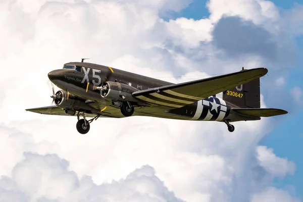 Klasik Douglas Dakota Askeri Taşımacılık Uçağı Day Almanya Üzerindeki Uçuşları — Stok fotoğraf