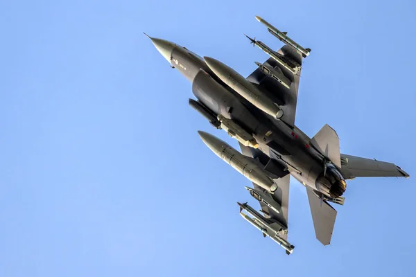 Ozbrojené Vojenské Letectvo Stíhací Tryskáč Vzlétnout Jasné Modré Obloze — Stock fotografie