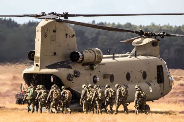 Niederländische Soldaten Der Luftmobilen Brigade Betreten Einen Hubschrauber Vom Typ — Stockfoto