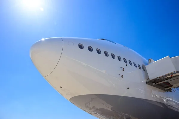 Repülőtér Kifutópályáján Várakozó Fehér Utasszállító Repülőgép Elülső Nézete Amely Utasokat — Stock Fotó