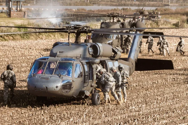 第82空降师步兵士兵进入美国陆军Uh 60黑鹰直升机行动市场花园纪念演习 荷兰格雷夫 2014年9月17日 — 图库照片