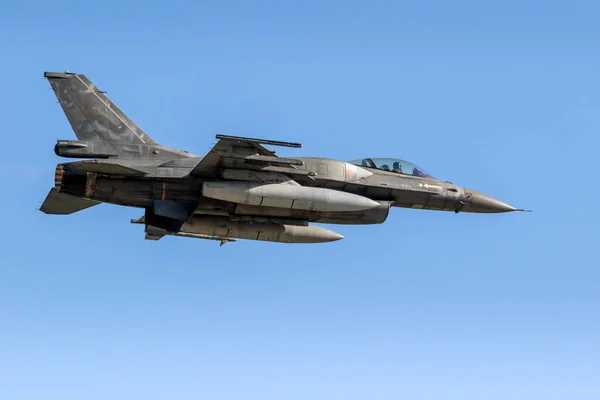 Askeri Hava Kuvvetleri Savaş Uçağı Tam Gaz Uçuyor — Stok fotoğraf
