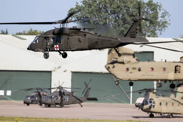 アメリカ陸軍のシコルスキーHh 60Mブラックホークヘリコプターが空軍基地に到着した オランダ 2018年6月22日 — ストック写真
