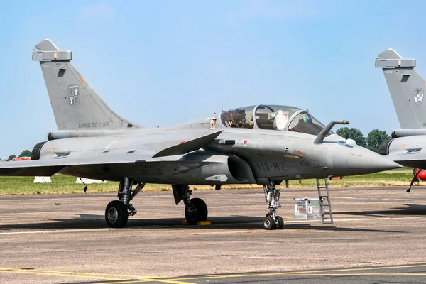 フランス空軍のダッソー ラファール戦闘機はカンブリア空軍基地のターマックにある フランス カンブライ2010年6月26日 — ストック写真