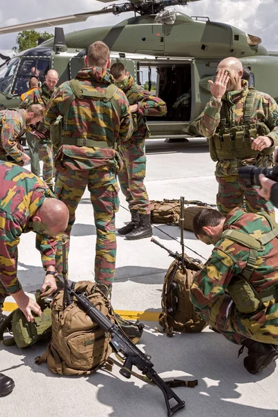 Des Soldats Belges Préparent Pour Exercice Thpu Thpu Est Extrait — Photo