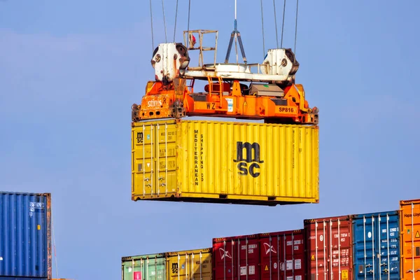 Operator Dźwigu Rozładowuje Kontener Morski Statku Towarowego Porcie Rotterdam Holandia — Zdjęcie stockowe