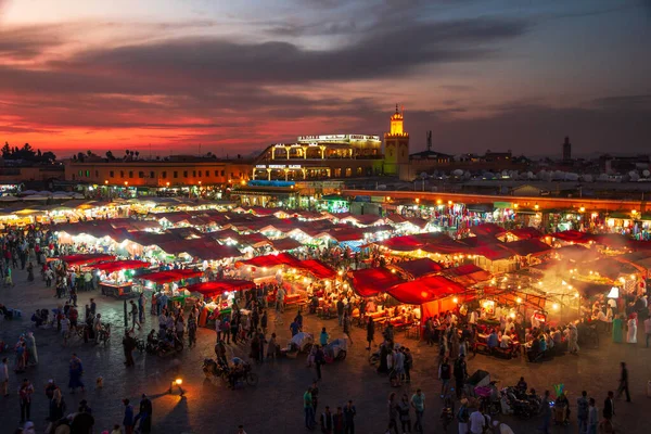 ジェマ フナ広場の日没時の屋台 夕方には 地元の人々や観光客の群衆を集めて 大きな広場の屋台でいっぱい モロッコのマラケシュ 2016年4月29日 — ストック写真