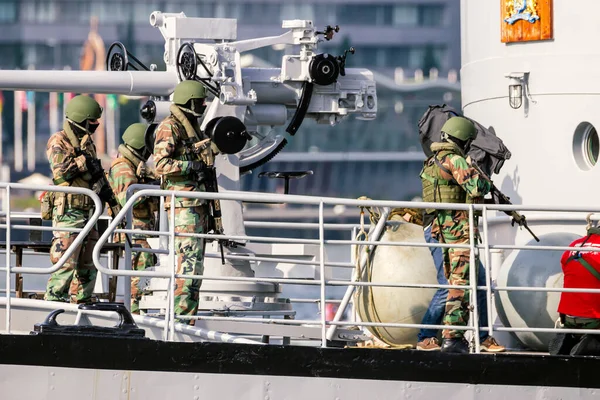 Spezialeinheiten Betreten Ein Schiff Während Einer Demonstration Gegen Piraterie Rotterdam — Stockfoto