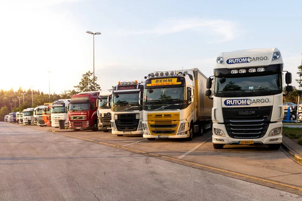 Fila Varios Camiones Compañía Estacionados Camión Durante Noche Aparcamiento Somwehere — Foto de Stock