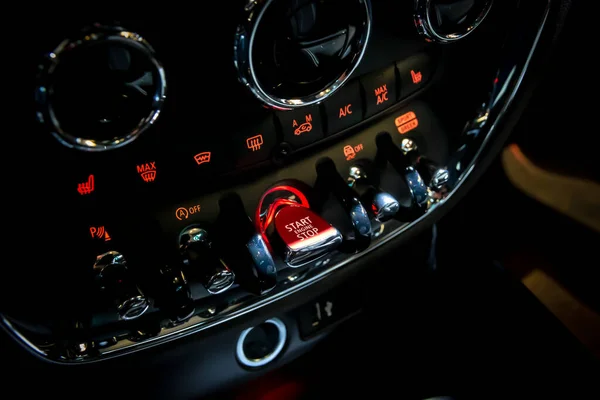 在布鲁塞尔欧洲车展上展示的迷你俱乐部汽车仪表盘上的启动引擎按钮 比利时布鲁塞尔 2023年1月13日 — 图库照片
