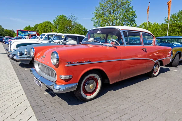 1958 Opel Rekord 1500 Klasyczny Samochód Parkingu Rosmalen Holandia Maja — Zdjęcie stockowe