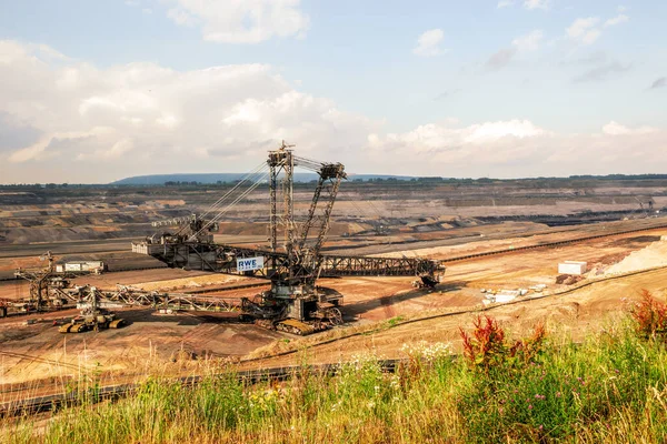 ドイツのインデンの露天掘り鉱山で褐炭を掘るための大規模な鉱山バケットホイール掘削機の建設 2017年7月2日 — ストック写真