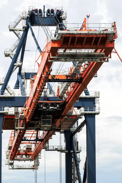 Containerportalkran Einem Industriehafen — Stockfoto