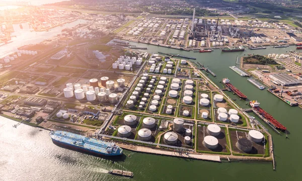 Petrol Tankerleri Depolama Silo Depolar Petrokimya Terminal Bağlantı Noktasında Havadan — Stok fotoğraf
