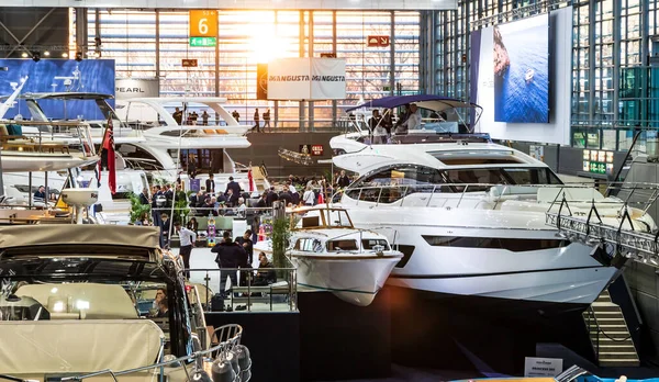 Bezoekers Bekijken Verschillende Luxe Jachten Die Tijdens Boot Dusseldorf International — Stockfoto