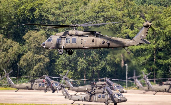 Army Sikorsky 60M Black Hawk Helikopters Stijgen Vanaf Een Vliegbasis — Stockfoto