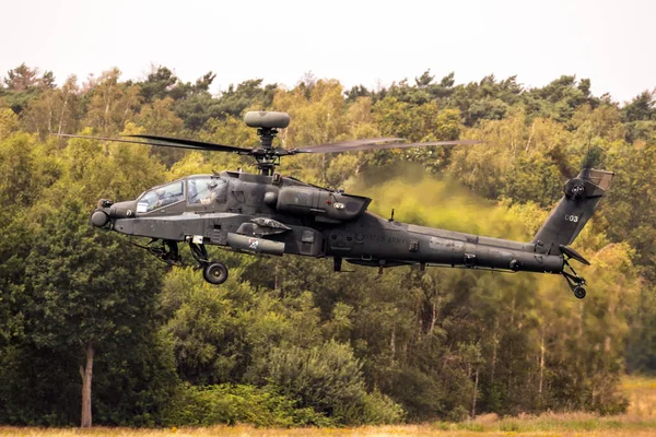 アメリカ陸軍のボーイングAh 64D Apacheは飛行中にヘリコプターを攻撃する ブラバント オランダ 2020年7月3日 — ストック写真