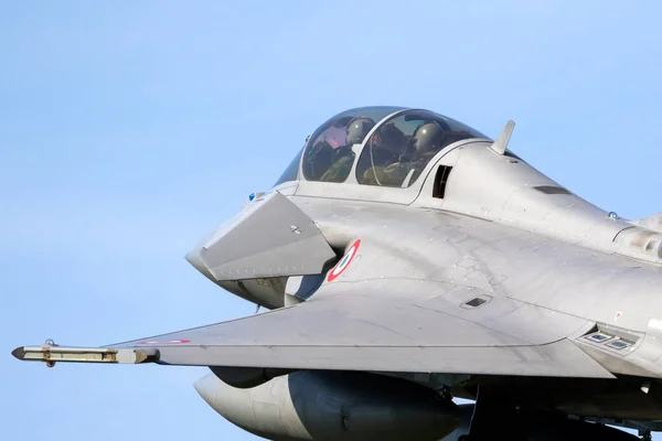 フランス空軍のダッソー ラファール戦闘機はフリジア フラッグの演習中に飛行中である Leeuwarden Netherlands April 2018 — ストック写真