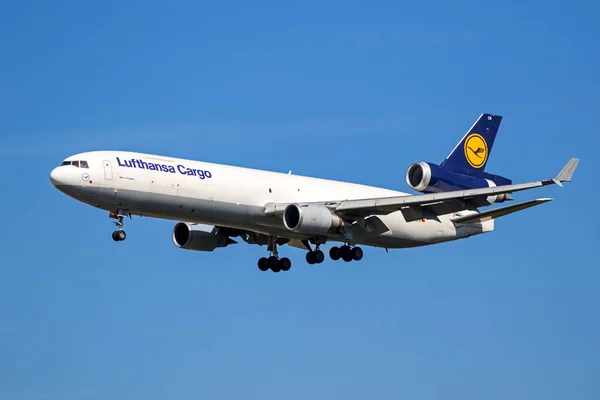 Транспортный Самолет Mcdonnell Douglas Lufthansa Cargo Прибывающий Аэропорт Франкфурта Германия — стоковое фото