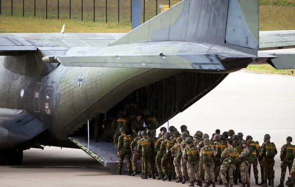 Paracadutisti Entrano Aereo Trasporto Dell Aeronautica Militare Tedesca 160 Transall — Foto Stock
