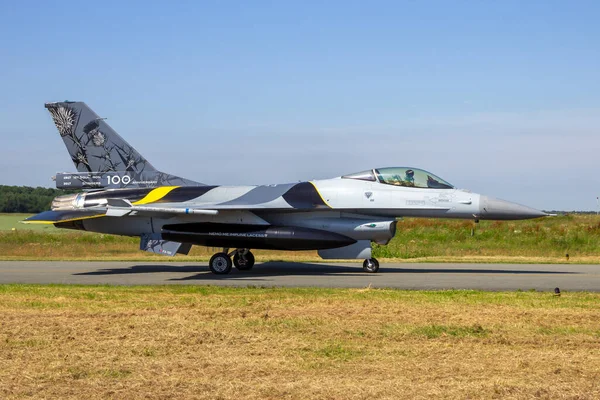 ベルギー空軍F 16戦闘機は ベルギーのフィレンツェ空軍基地の滑走路に課税 6月15 2017 — ストック写真