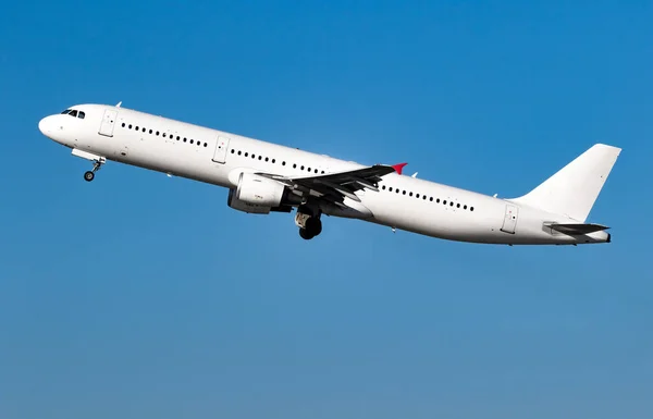 Branco Moderno Avião Passageiros Decolando Céu Azul Claro — Fotografia de Stock