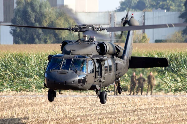 Amerikan Ordusu Kara Şahin Helikopteri Iniş Bölgesinden Kalkıyor Mezar Hollanda — Stok fotoğraf