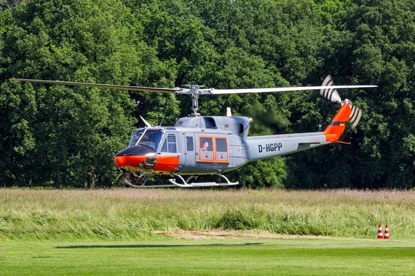 Вертолет Bell 212 Пассажирами Которые Приземлятся Вертолетной Площадке Ahlen Nord — стоковое фото