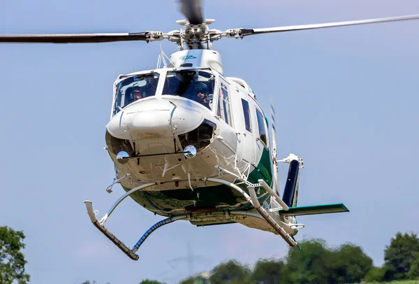Bell 412Sp Huey Двухмоторный Служебный Вертолет Приземлился Травяное Поле Аллен — стоковое фото