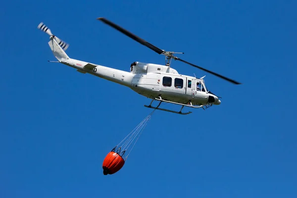 Helicopter Bambi Bucket Filled Water Fight Forest Fire — Stock Photo, Image