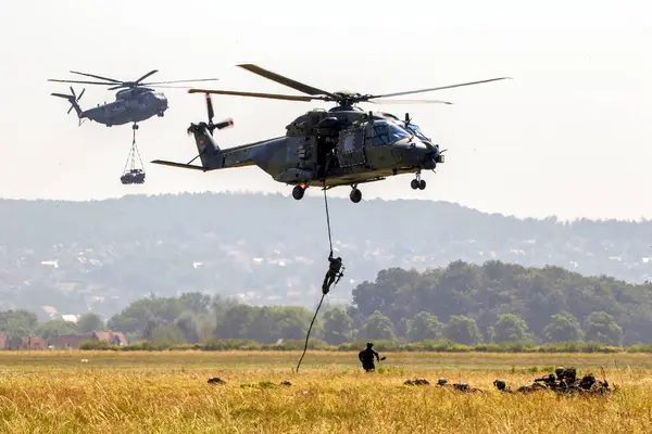Soldados Del Ejército Alemán Cuerda Rápida Desde Helicóptero Nh90 Helicóptero — Foto de Stock