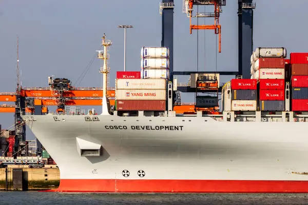 ロッテルダム港のEct配送ターミナルにガントリークレーンで積載されているコスコからのコンテナ船 オランダ 2016年3月16日 — ストック写真