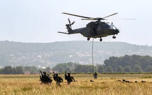 German Army Soldiers Fast Roping Nh90 Helicopter Buckeburg Germany June — Stock Photo, Image