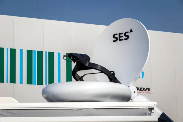Ses衛星衛星は 車両の上に表示されます フランス 2017 — ストック写真
