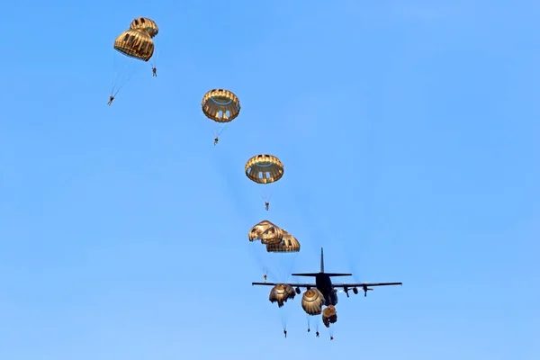 Militaire Parachutisten Parachutisten Springen Uit Een Vliegtuig Stockafbeelding