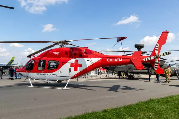 贝尔429号环球游侠直升机来自柏林国际法协会的欧洲航空运输公司 2018年4月27日 免版税图库照片