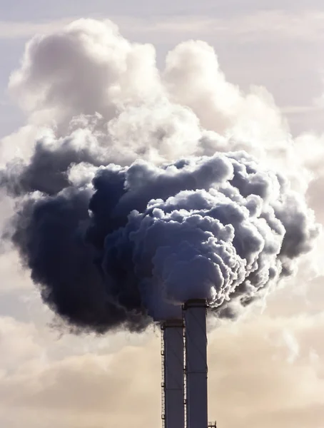 大気汚染の原因となる発電所の煙突管の喫煙 ストック画像