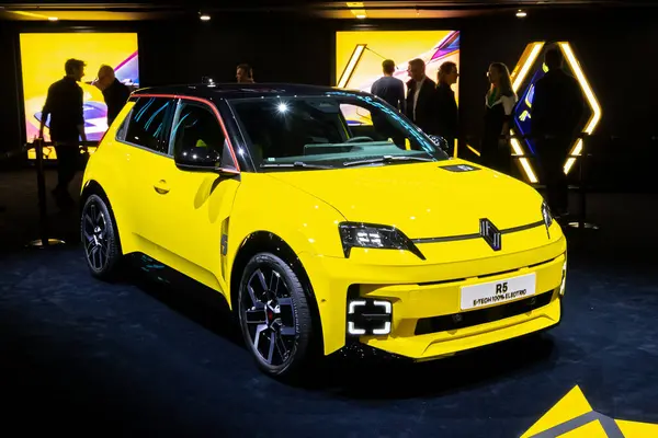 Cenevre Uluslararası Otomobil Fuarı Nda Renault Tech Elektrikli Araba Sviçre Telifsiz Stok Imajlar