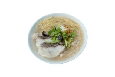 Esmer pirinç ve levrek lapası, yalıtılmış beyaz arka planda levrek lapası..