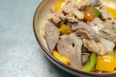 Domuz eti ve domuz ciğeri Bell Peppers ile kızartılmış.