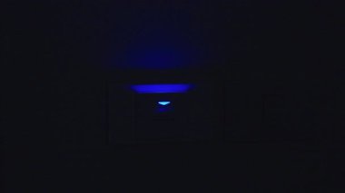 Adamın eli anahtar ya da yakınlık kartı takıyor ve bir apartman dairesi ya da otel odasının ışığını açıyor.