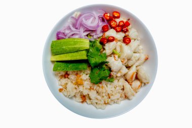 Üzeri sarımsaklı pirinç buğulanmış yengeç eti, arpacık soğanı, salatalık ve kırmızı biberli, izole edilmiş beyaz arka planda..